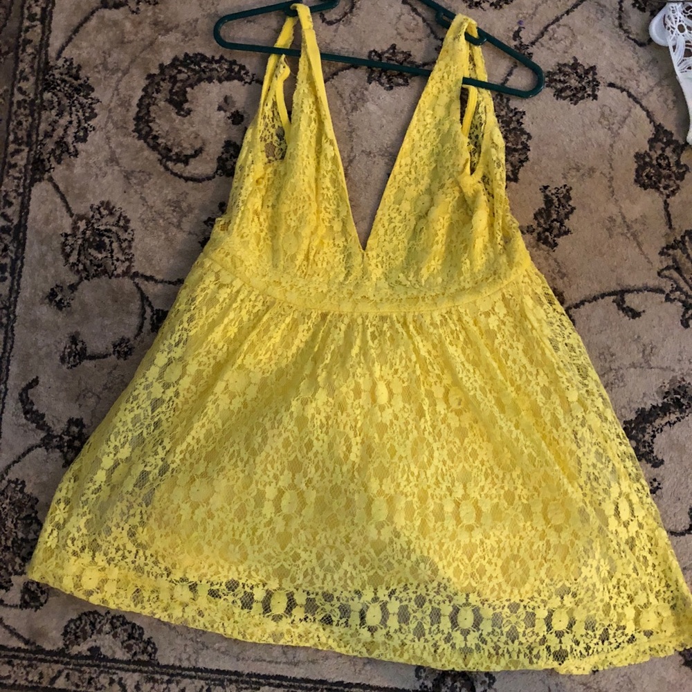 Short yellow dress with tule